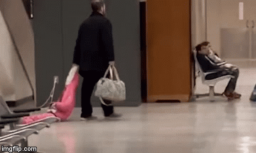 Cả tuổi thơ bỗng ùa về với hình ảnh con gái bướng bỉnh bị ông bố kéo lê ở sân bay