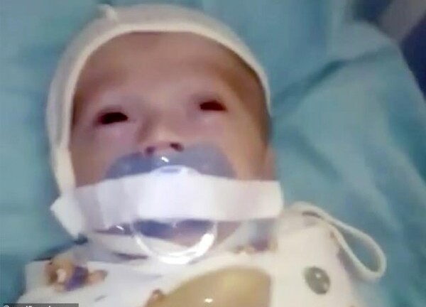 Dân mạng phẫn nộ trước clip bé sinh non bị ngược đãi trong bệnh viện
