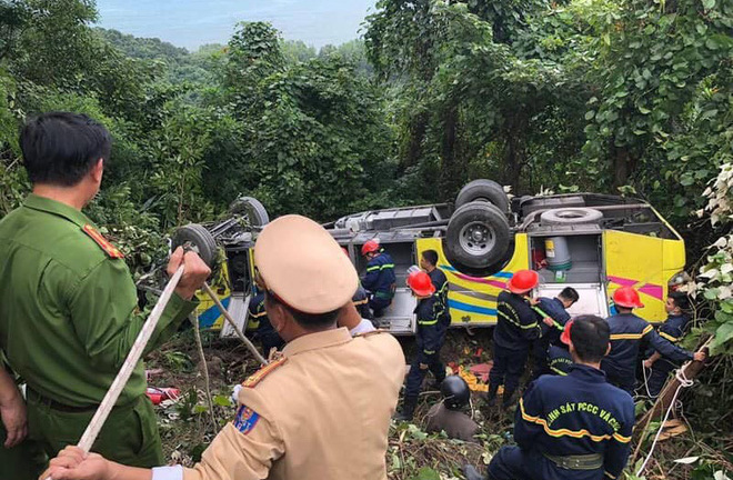 Video: Dùng dây thừng xuống vực sâu ở đèo Hải Vân cứu nhóm sinh viên gặp nạn