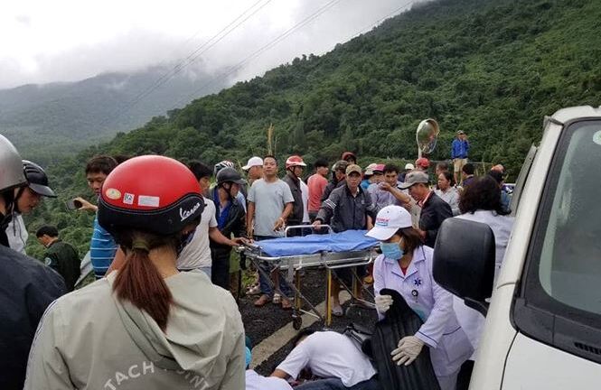 Video: Nam sinh kể lại giây phút xe khách lao xuống vực ở đèo Hải Vân