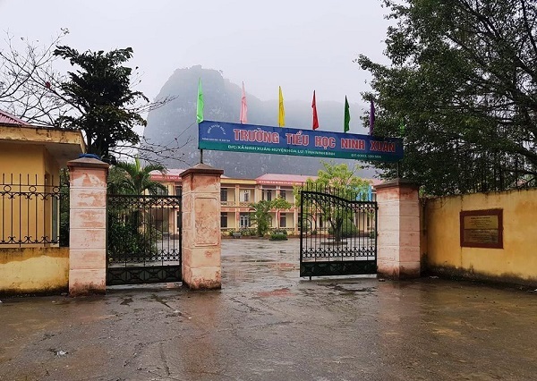 12 học sinh tiểu học bị chó cảnh cắn ngay trong sân trường 