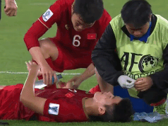 Video: Xuân Trường rửa vết máu cho Duy Mạnh tại trận Việt Nam- Iraq