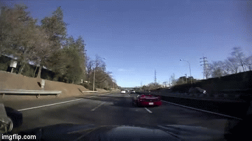 Video: Hai siêu xe đua nhau trên cao tốc, đâm vào dải phân cách nát bét