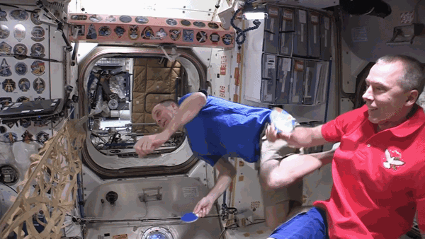 Video: Phi hành gia chơi tennis ngoài vũ trụ với tư thế “lạ đời”