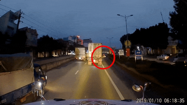 Video: Bị té ngã sát xe tải, người phụ nữ 