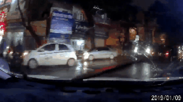 Truy tìm tài xế xe 7 chỗ lao ngược chiều đâm ô tô rồi bỏ chạy