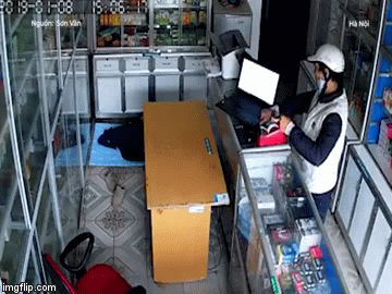Video: Táo tợn vào tận cửa hàng trộm laptop khi chủ tiệm đang ngủ say