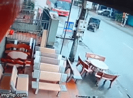 Video: Tài xế đánh lái tránh công nông khiến hàng chục hành khách la hét thất thanh