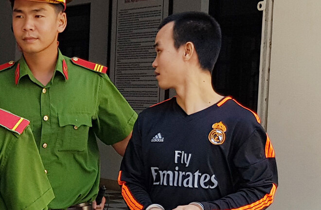 Chồng lĩnh án 10 năm tù vì tội hiếp dâm, vợ 13 tuổi ôm con trai khóc ròng