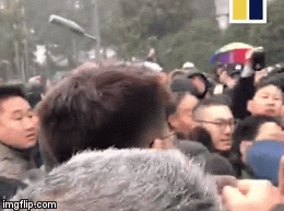 Video: Đám đông giận dữ phản đối vụ 145 trẻ em ở Trung Quốc bị uống vaccine hết date