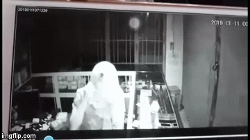 Video: Tên trộm trùm kín mít, đột nhập tiệm điện thoại như 