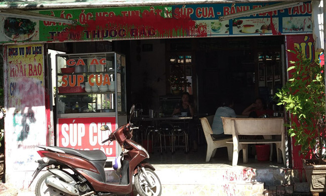 Bắt hai nam thanh niên tạt sơn vào nhà