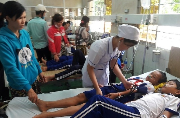 Thông tin mới nhất về vụ nhiều em học sinh ngộ độc sau khi súc miệng Fluor sai cách