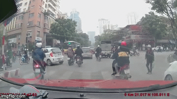 Video: Cụ bà lăm lăm cây gậy trên tay, vụt mạnh vào kính ôtô để