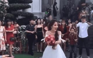 Video: Cô dâu trao hoa cho 