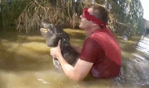 Video: Thử thách mạo hiểm, bịt mắt bắt cá sấu dưới đầm lầy