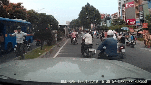 Video: Đá đuôi ô tô, người đàn ông bị tài xế rượt đuổi trên đường như phim hành động