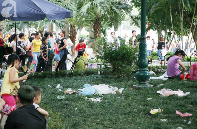 Hà Nội: Xử phạt việc xả rác, giẫm đạp thảm cỏ vườn hoa