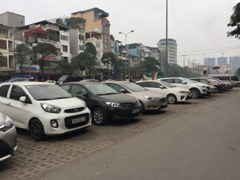 Thuê ô tô tự lái dịp Tết: Giá đắt, điều kiện hà khắc vẫn không có xe mà lái