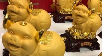 Mạnh tay chi tiền mua linh vật năm Kỷ Hợi cầu may