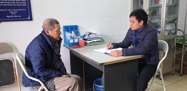 Xót xa hoàn cảnh của cụ ông bế cháu ngoại ngủ gầm cầu Chương Dương trong đêm giá rét