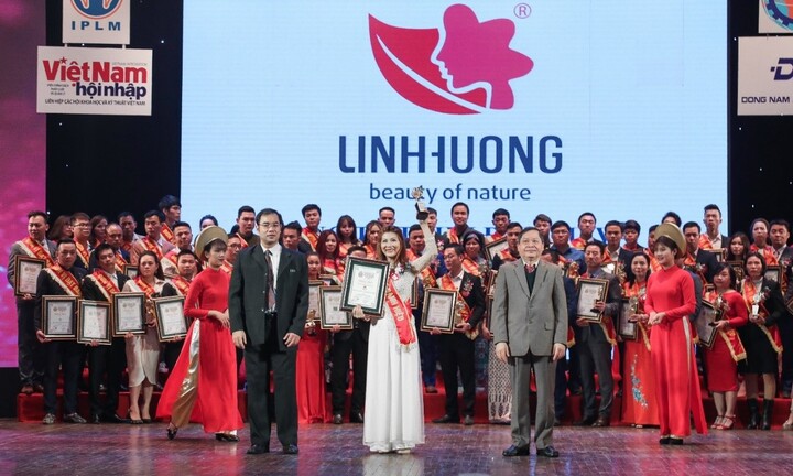 Mỹ phẩm Linh Hương nhận cúp vàng “Thương hiệu tin cậy, sản phẩm chất lượng, dịch vụ tận tâm”