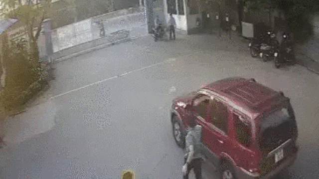 Video: Ô tô không người lái lao vun vút trên đường, tài xế đuổi theo bất lực