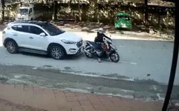 Video: Người phụ nữ cùng con nhỏ bị ô tô đâm văng khi dừng đèn đỏ