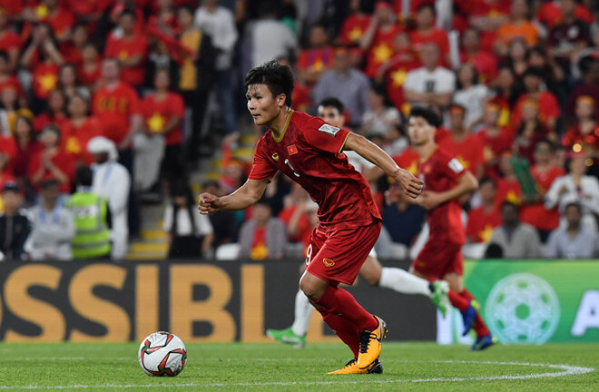 Bình luận viên châu Á “sốc” trước pha đá phạt “thần sầu” của Quang Hải