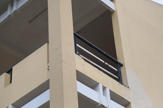 Tới trường học, nữ sinh lớp 9 bị mảng tường rơi trúng gãy chân