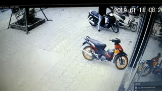 Video: Tên trộm hốt hoảng vứt xe SH chạy trối chết khi bị bắt quả tang