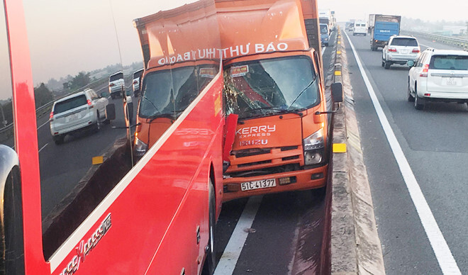 2 vụ tai nạn liên tiếp trên cao tốc Trung Lương, hàng ngàn phương tiện ùn ứ kéo dài