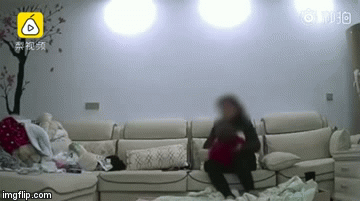 Phẫn nộ clip bảo mẫu bịt miệng, quăng bé trai 10 tháng tuổi ra ghế sofa