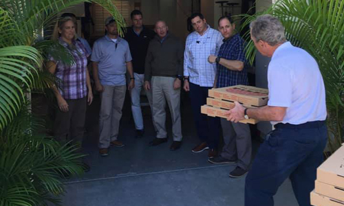 Cựu Tổng thống Bush đích thân mang pizza tặng các mật vụ bị nợ lương vì chính phủ Mỹ đóng cửa