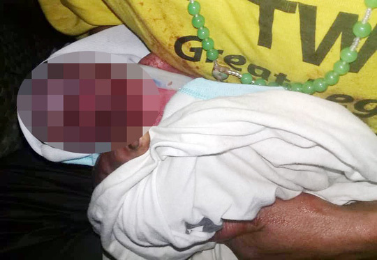 Phát hiện bé sơ sinh bị bỏ rơi còn nguyên dây rốn dưới trời giá rét