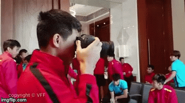 Video: Hà Đức Chinh lăng xăng mượn máy ảnh của cán bộ truyền thông VFF chụp ảnh cực thần thái