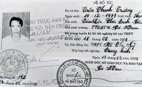 Cách chức Trưởng công an xã dùng bằng giả