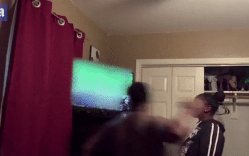 Video: Người đàn ông hâm mộ bóng đá tức giận đấm vỡ ti vi vì đội nhà thua cuộc