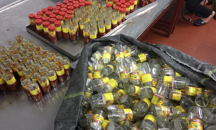 Bí mật kinh hoàng bên trong cơ sở mỗi ngày đóng gói hàng nghìn lọ sa tế giả