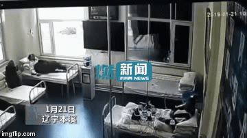 Khoảnh khắc xe tải lao thẳng vào giường bệnh nhân khiến người xem hoảng hồn