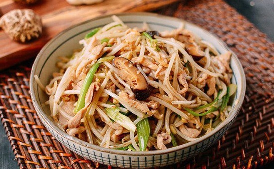 Món ngon mỗi ngày: Gà xào giá đỗ vừa lạ, vừa ngon mà lại siêu nhanh