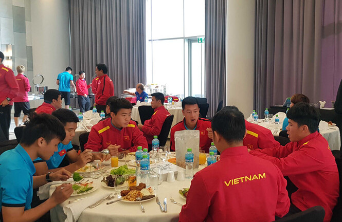 Khách sạn Dubai từ chối để CĐV Việt Nam gửi đồ ăn cho thầy trò HLV Park