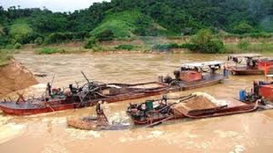 Lợi dụng cuối năm “cát tặc” lại lộng hành trên sông Hồng