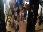 Video: 6 thanh niên bị người lạ dùng mã tấu, dao chém trọng thương ở quán cà phê