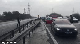 Video: Kẹt xe, 2 tài xế dùng dải phân cách làm lưới đánh tennis ngay trên xa lộ