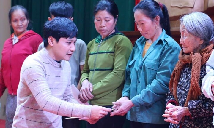 Báo ĐS&PL tặng gần 50 suất quà Tết cho người dân nghèo Hà Tĩnh