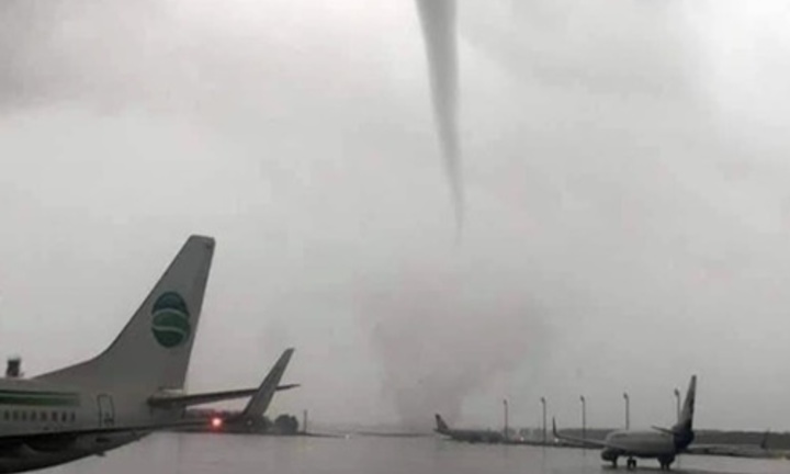 Video: Vòi rồng quần nát sân bay Thổ Nhĩ Kỳ, phá hủy nhiều phi cơ