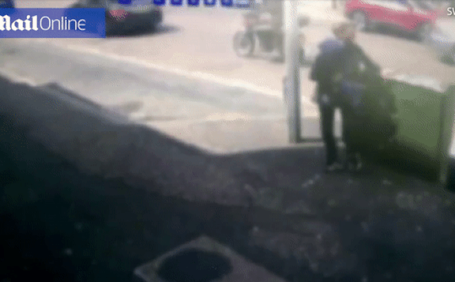 Video: Thót tim khoảnh khắc người cha bế con chạy tránh 