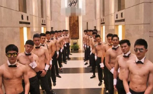 Đột kích CLB trai đẹp dành cho quý bà ở Thượng Hải: Chỉ trò chuyện, lương tháng hơn 270 triệu