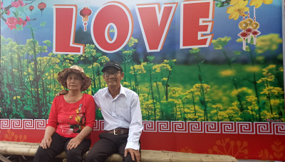 Bức ảnh ông lão U65 đang yêu nhận trên 1 triệu like: “Lời nguyền” đến đây yêu hơn